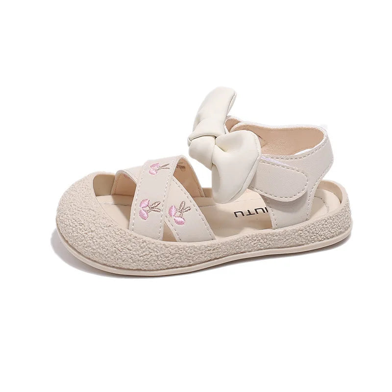 Girls' Sandals 2024 Summer New Children's Embroidered Princess Shoes Soft Soles Comfortable Bao Head Girl Baby Shoes