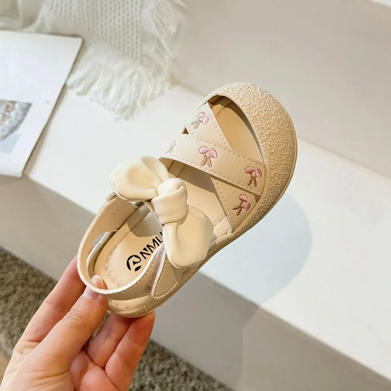 Girls' Sandals 2024 Summer New Children's Embroidered Princess Shoes Soft Soles Comfortable Bao Head Girl Baby Shoes